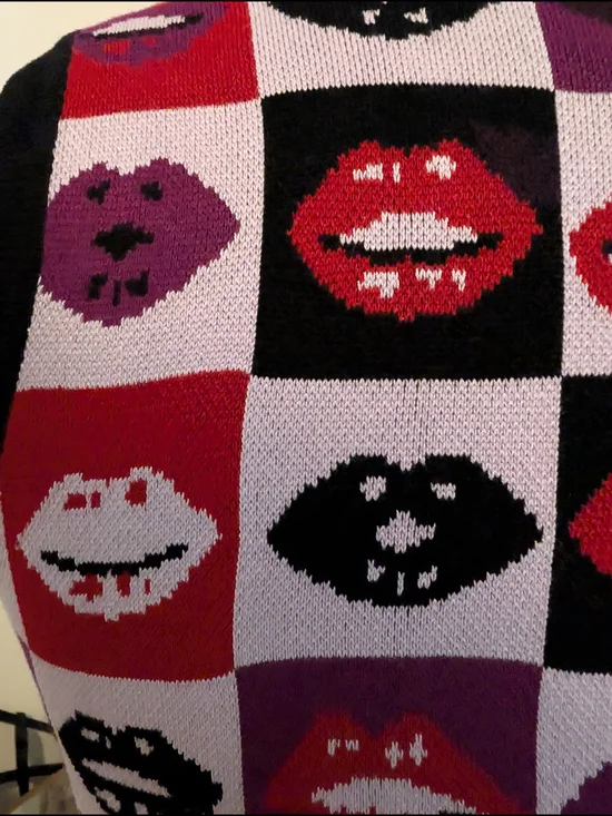 Garage Knit Sleeveless Lip-Print Crop Top - Red, Purple & Black - Picture 4 of 6